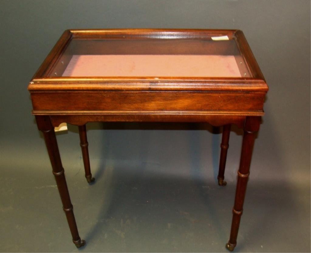 Glass Lift Top Display Table Vitrine (1 of 3)