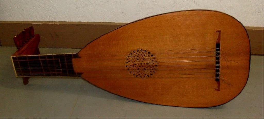 Handmade 8 Course Renaissance or Baroque-Style Lute (1 of 4)