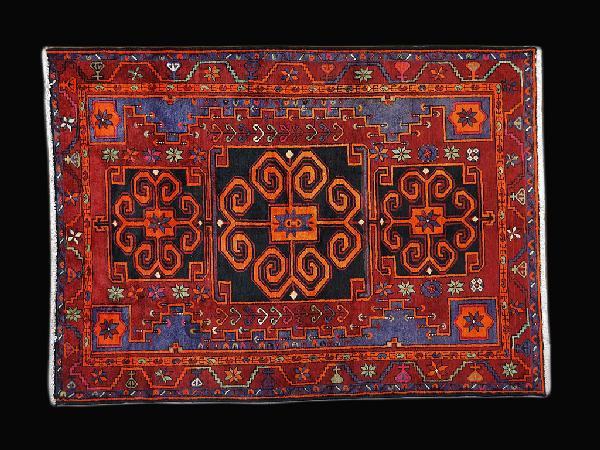 AN IRAN HAMADAN KURDISH RUG: AN IRAN HAMADAN KURDISH RUG 7 ft x 5 ft 3 in