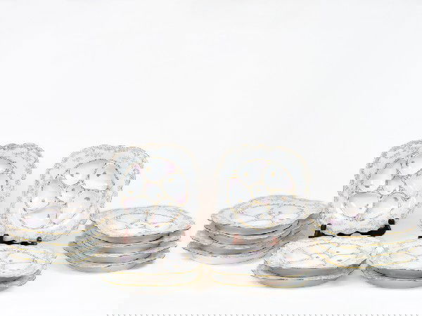 A SET OF FOURTEEN OYSTER PLATES: A SET OF FOURTEEN OYSTER PLATES with gold plated decorative edges, the center hand painted marked 'New York, Wilhelm & Graef, made in Germany' (two chipped) Total items: 14