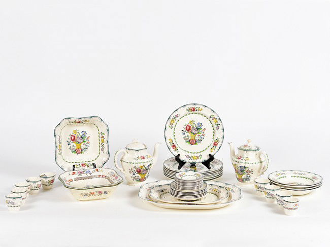 A PARTIAL SET OF SPODE AVONDALE PATTERN EARTHENWARE: A PARTIAL SET OF SPODE AVONDALE PATTERN EARTHENWARE Marked 53401A, a central floral pattern with decorative green trim Including eight dinner plates, four bowls, three square serving bowls, two servin