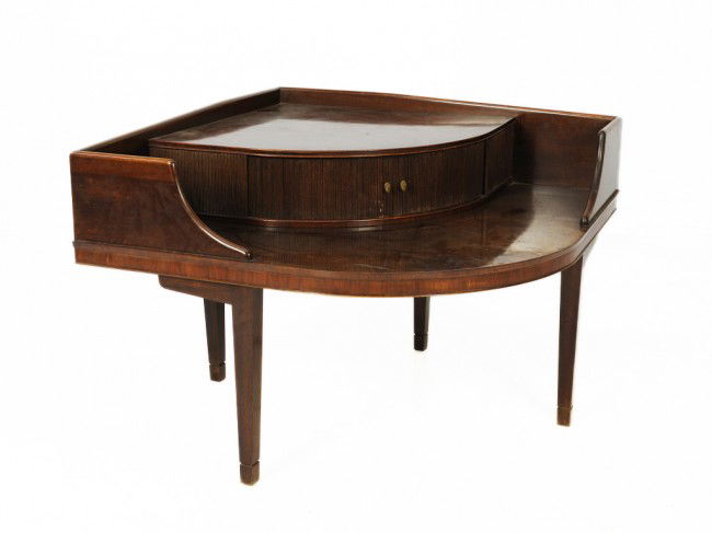 AN ENGLISH MAHOGANY CORNER COFFEE TABLE: AN ENGLISH MAHOGANY CORNER COFFEE TABLE 26 x 35 x 35 inches