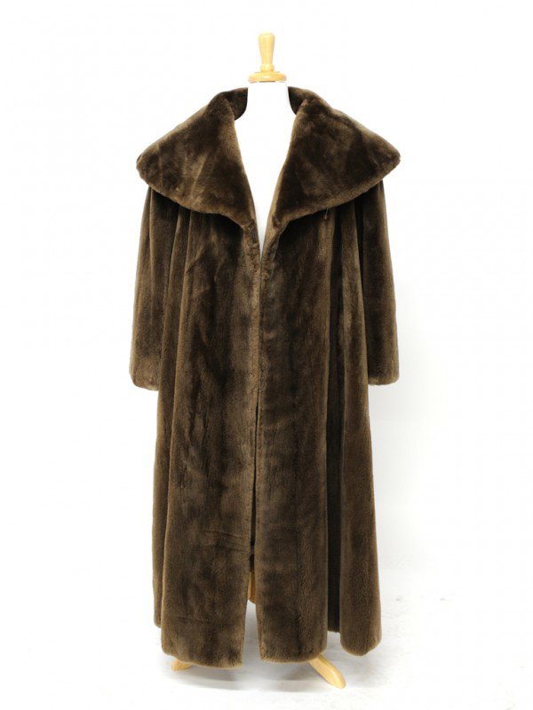A SHEARED BEAVER FULL LENGTH COAT WITH WIDE COLLAR: A SHEARED BEAVER FULL LENGTH COAT WITH WIDE COLLAR singular double breasted button with two pockets Approximately size 10