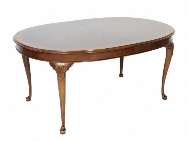 A QUEEN ANNE MAHOGANY DINING TABLE: A QUEEN ANNE MAHOGANY DINING TABLE with two leaf extensions 29 1/4 x 64 x 44 inches