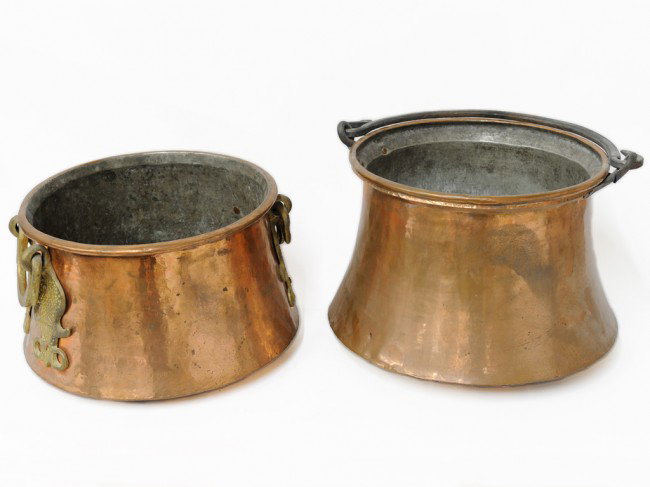 A PAIR OF LARGE COPPER POTS WITH IRON HANDLES: A PAIR OF LARGE COPPER POTS WITH IRON HANDLES 10 x 14 x 14 inches / 8 x 16 1/2 x 13 inches