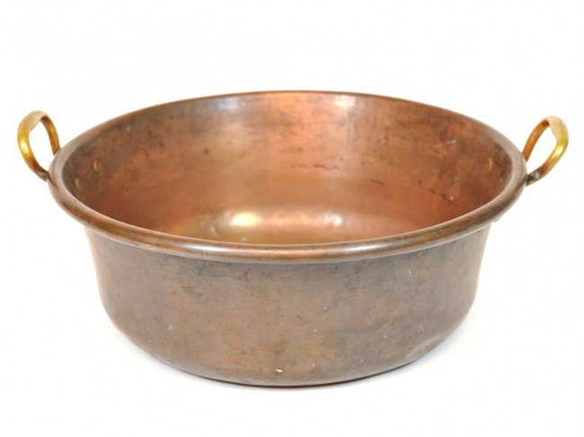 A FRENCH COPPER POT: A FRENCH COPPER POT 8 1/2 x 22 x 19 inches
