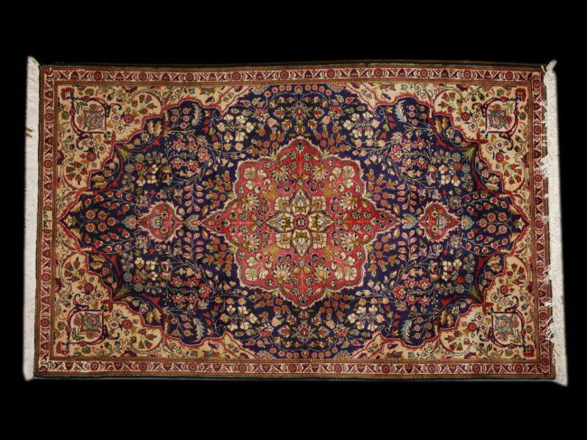 AN IRAN TABRIZ RUG - Signed Ghafari 5 ft x 8 ft 1: AN IRAN TABRIZ RUG - Signed Ghafari 5 ft x 8 ft 1 in