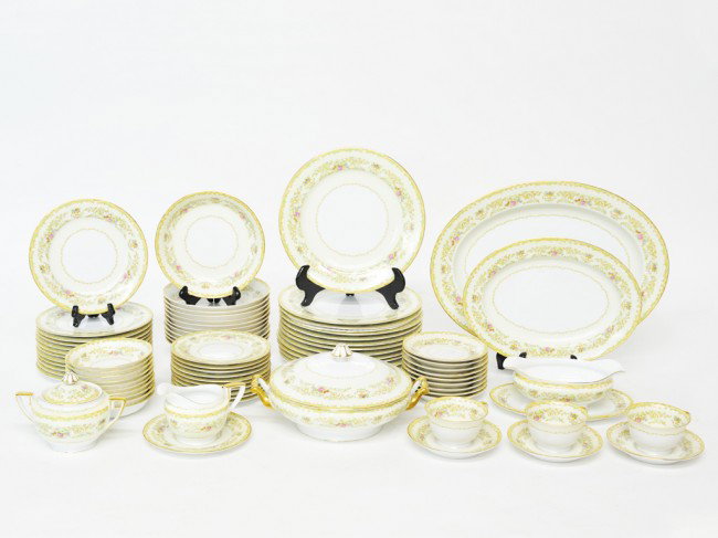 A NORITAKE DINNER SERVICE 78 pieces: A NORITAKE DINNER SERVICE 78 pieces