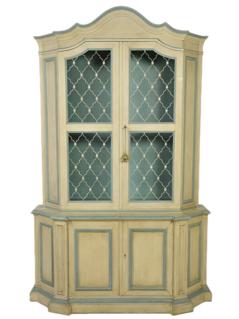 A BAKER PAINTED BREAK FRONT CABINET WITH SHAPED AR: A BAKER PAINTED BREAK FRONT CABINET WITH SHAPED ARCHED CORNICE painted beige and sky blue; the front with two doors open panels with shaped wire inset cage over two doors with shelving (cabinet); glas
