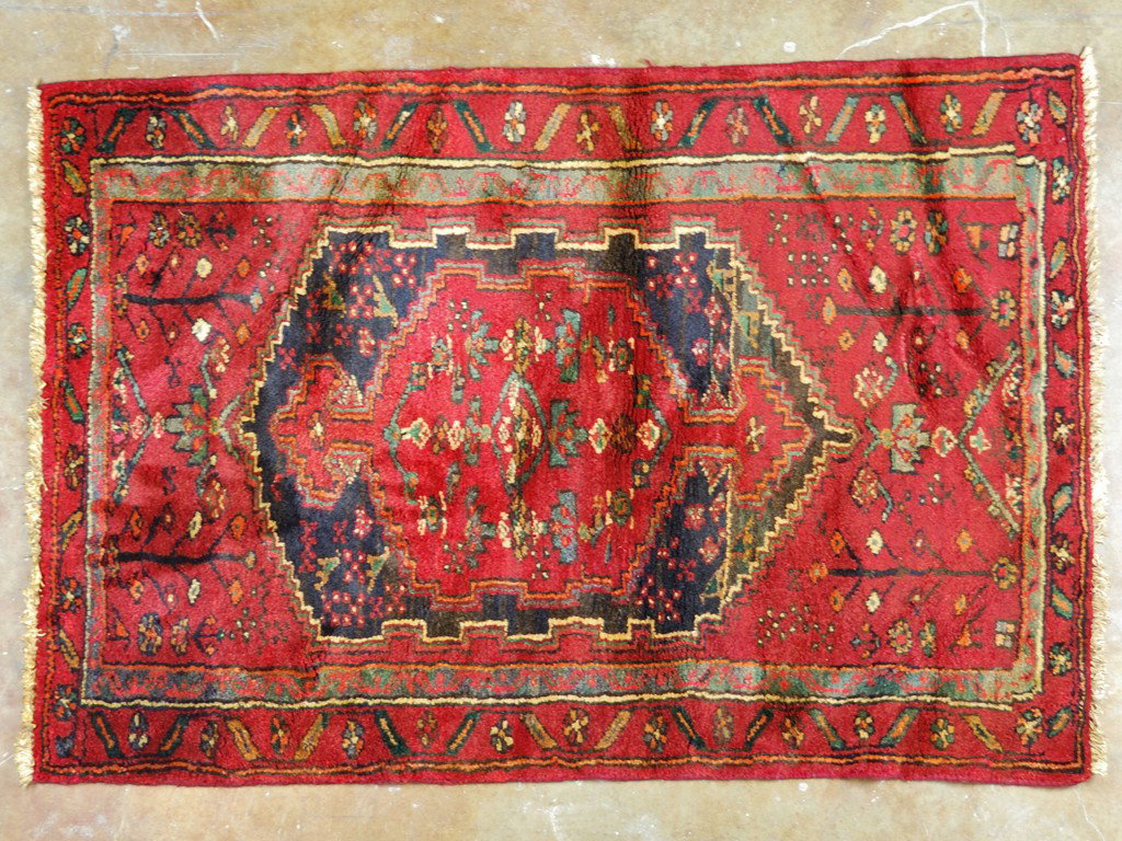 AN IRAN BAKTIARI RUG 3 ft x 4 ft 5 in: AN IRAN BAKTIARI RUG 3 ft x 4 ft 5 in