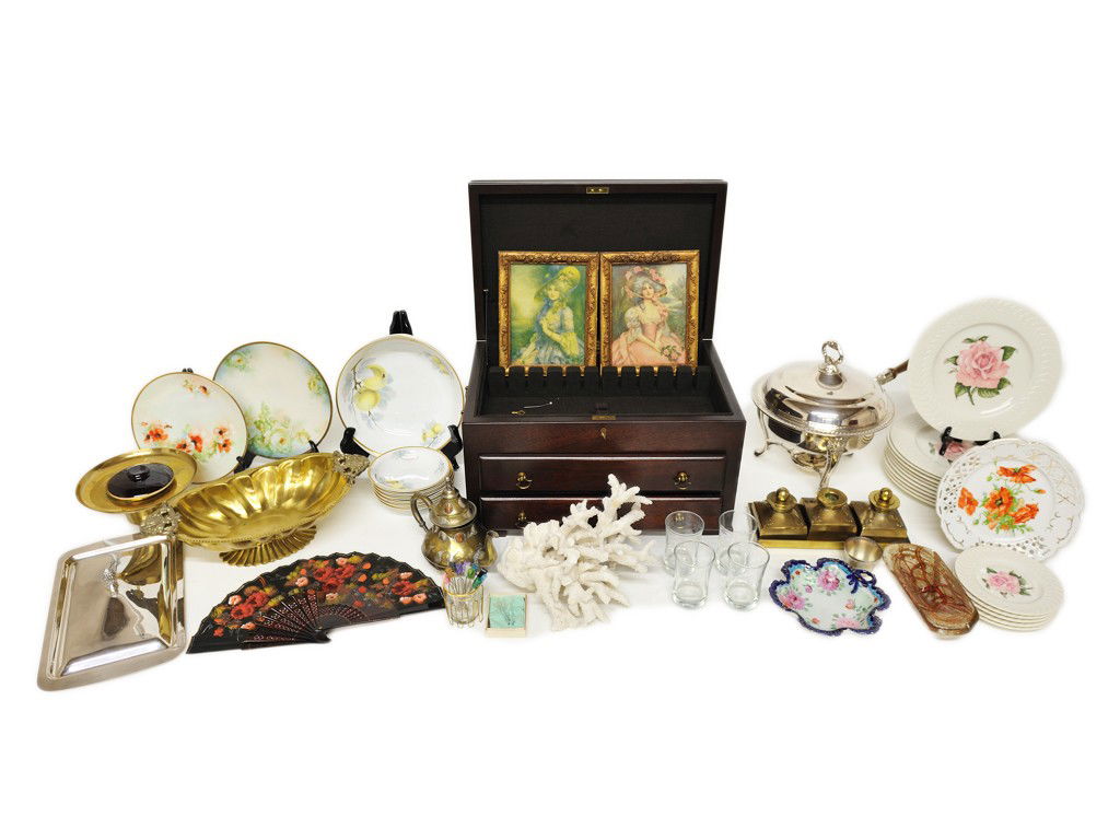 A MISCELLANEOUS LOT OF DECORATIVE OBJECTS AND DINNE: A MISCELLANEOUS LOT OF DECORATIVE OBJECTS AND DINNER WARE 46 pieces