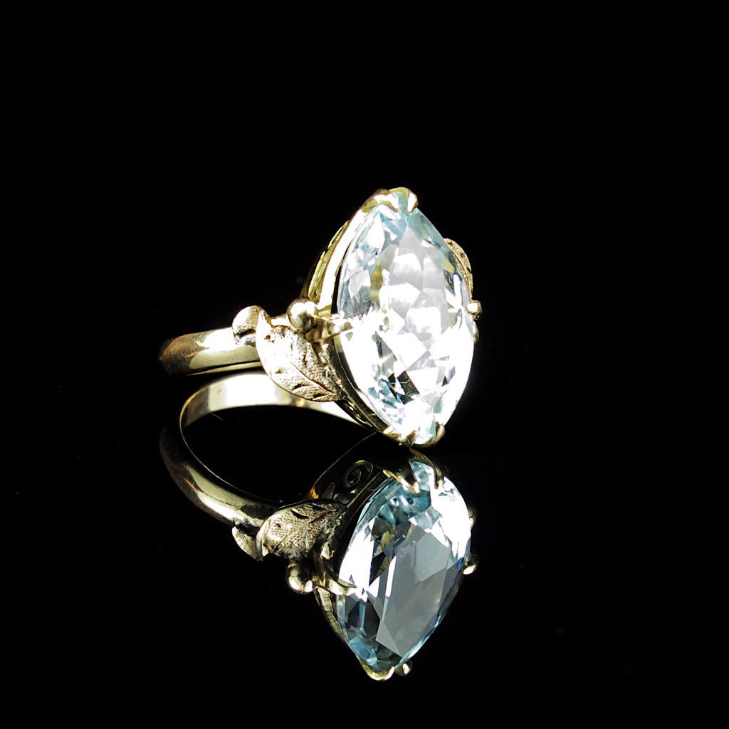 18KT MARQUISE 3 CT BLUE SYNTHETIC SPINEL: 18KT MARQUISE 3 CT BLUE SYNTHETIC SPINEL In yellow gold. Size 6. Handmade cast and assembled ring. 5.0 grams.