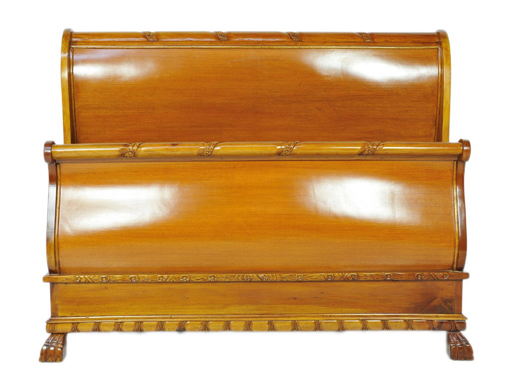 A MAHOGANY FRAMED SLEIGH BED WITH CARVED SIDES AND: A MAHOGANY FRAMED SLEIGH BED WITH CARVED SIDES AND PAW FEET Queen width 65 inches