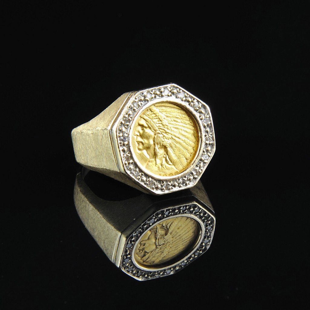 A MAN'S RING WITH $2 1/2 GOLD PIECE SURROUNDED BY DIAMO: A MAN'S RING WITH $2 1/2 GOLD PIECE SURROUNDED BY DIAMONDS This 1925 U.s.. gold coin now adorns a size 13 1/4 men's ring. The ring has 6 round diamonds = .25 Ct., Color-H, Clarity-SI1 and the coin has