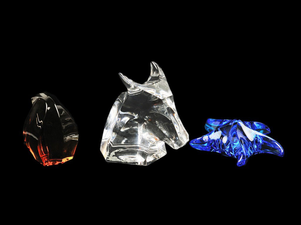 THREE PIECES OF SAINT LOUIS FRANCE CRYSTAL ANIMAL F: THREE PIECES OF SAINT LOUIS FRANCE CRYSTAL ANIMAL FIGURINES each with angular shaping; one a clear glass bust of a bull; one of an amber glass penguin; one a blue glass starfish; each with Saint Louis