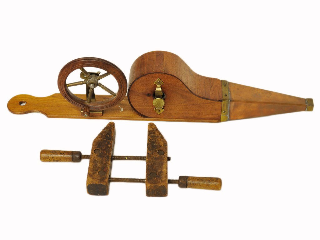 LOT INCLUDING MECHANICAL BELLOWS OF COPPER, WOOD AN: LOT INCLUDING MECHANICAL BELLOWS OF COPPER, WOOD AND BRASS AS WELL AS AN ANTIQUE WOODEN VICE