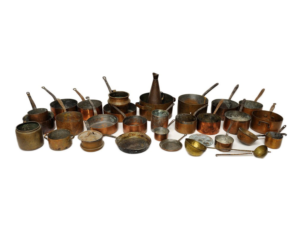 MISCELLANEOUS LOT WITH ANTIQUE COPPER POTS: MISCELLANEOUS LOT WITH ANTIQUE COPPER POTS