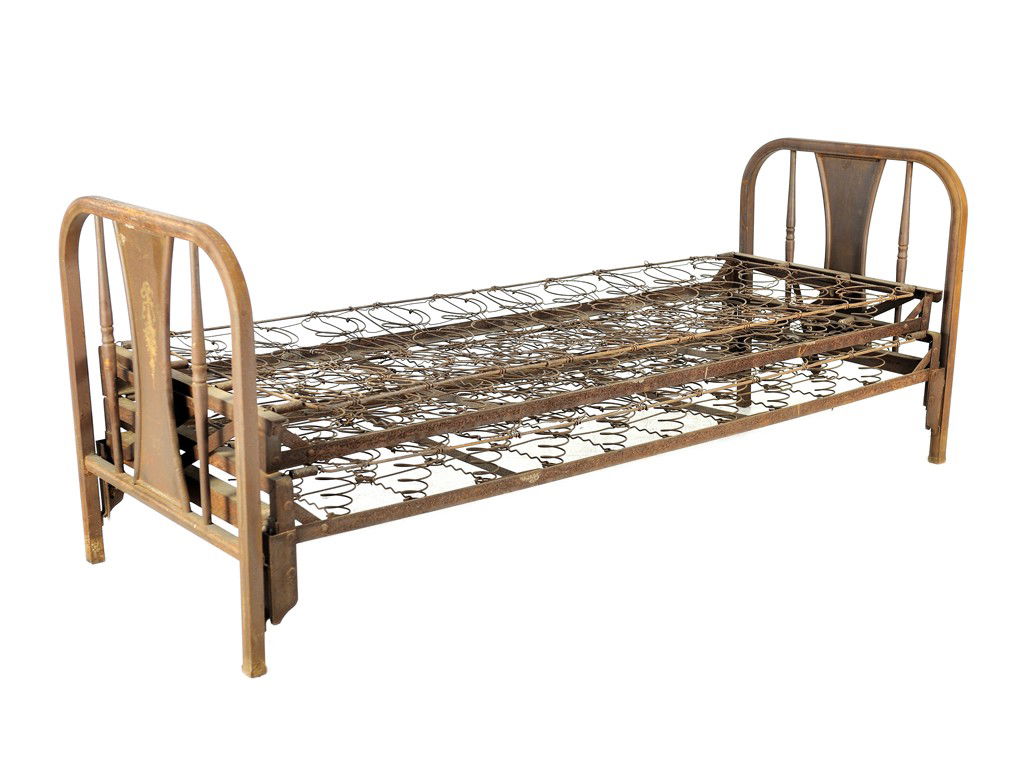 261 AN ANTIQUE METAL EXPANDABLE FOLDING BED