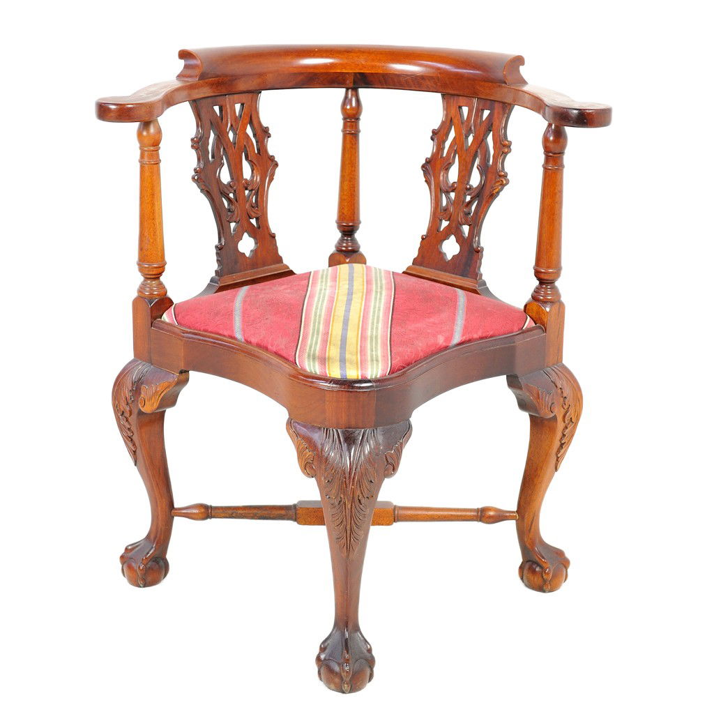 A MAHOGANY CHIPPENDALE CORNER CHAIR: A MAHOGANY CHIPPENDALE CORNER CHAIR 33 x 29 x 26 inches
