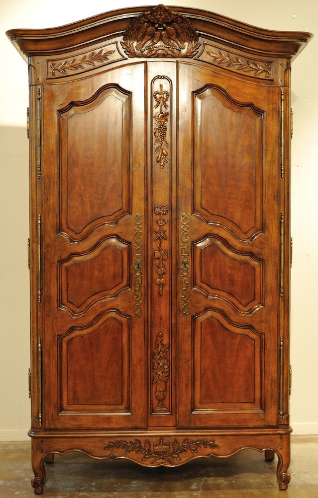 A DREXEL HERITAGE WALNUT TV ENTERTAINMENT ARMOIRE: A DREXEL HERITAGE WALNUT TV ENTERTAINMENT ARMOIRE 99 x 61 x 26 inches