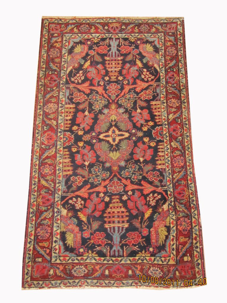 A FINE PERSIAN OLD HAMADAN RUG 2 ft 6 in x 4 ft 8: A FINE PERSIAN OLD HAMADAN RUG 2 ft 6 in x 4 ft 8 in