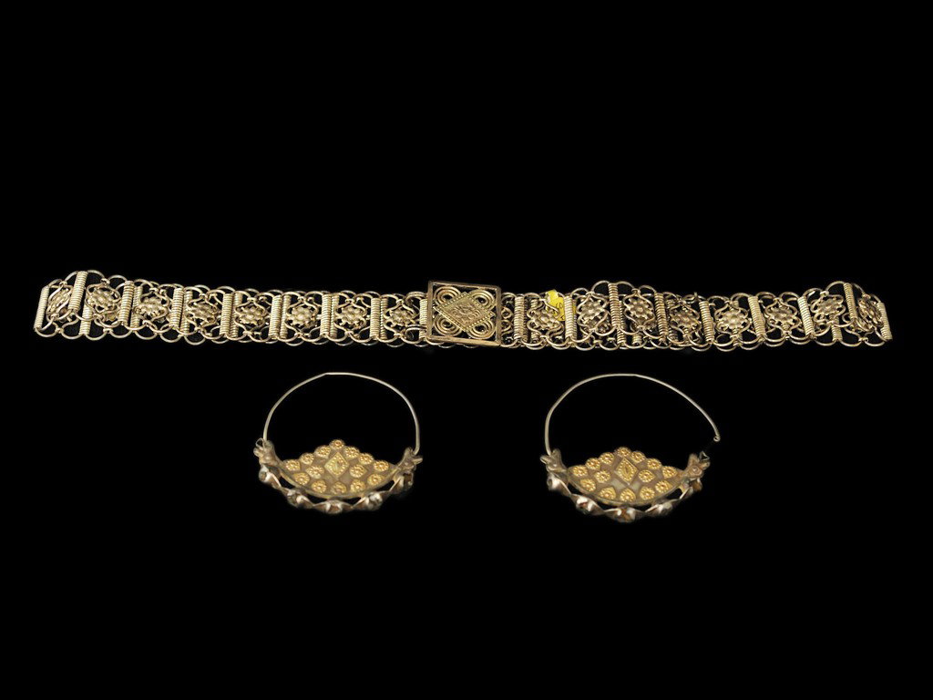 LOT OF THREE ASIAN METAL JEWELRY ITEMS 3 pieces: LOT OF THREE ASIAN METAL JEWELRY ITEMS The lot consisting of a delicate silver belt with a flower on each link and a crab on the buckle, probably from Central Asia or the Middle East; together with a 