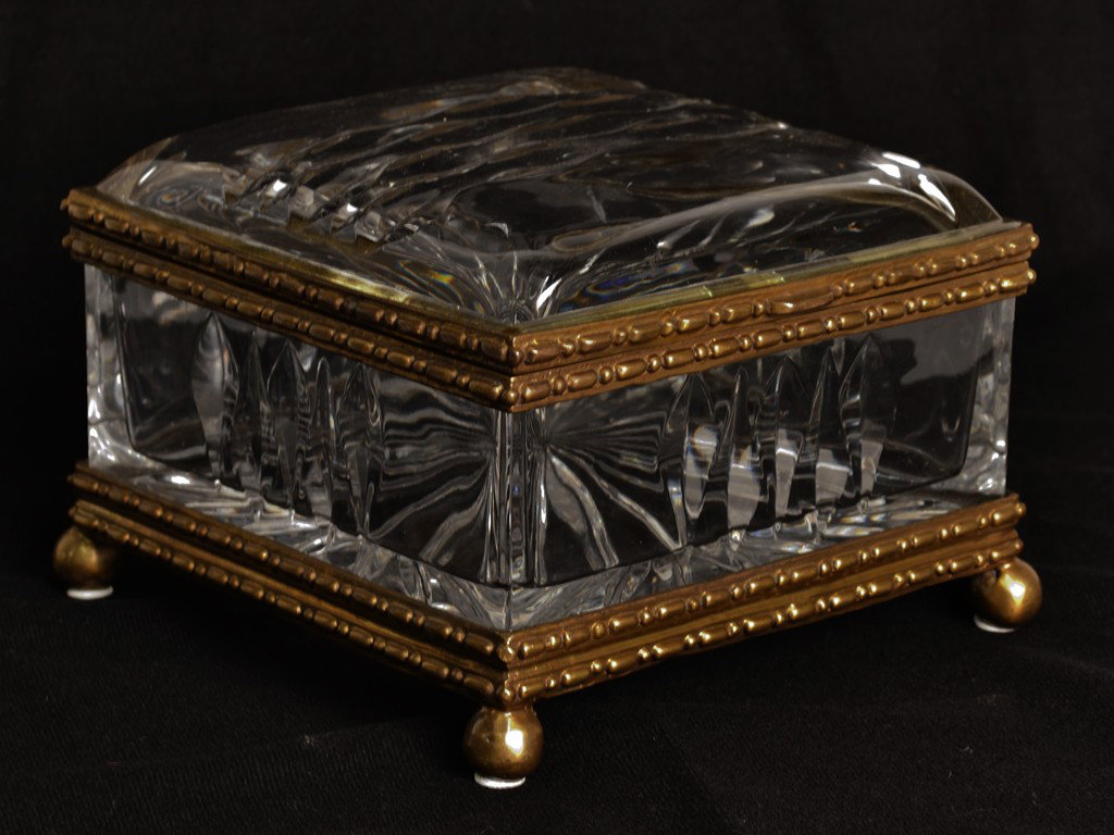 A DECORATIVE GLASS AND BRASS BOX: A DECORATIVE GLASS AND BRASS BOX 5 X 8 X 8 inches