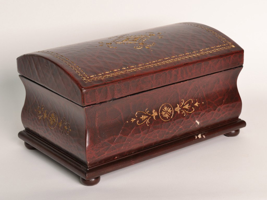A DECORATIVE FAUX LEATHER BOX: A DECORATIVE FAUX LEATHER BOX 8-1/2 x 15 ½ x 10 inches
