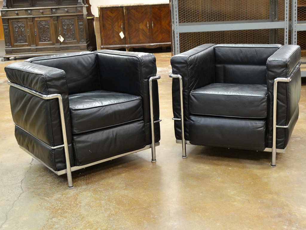 A PAIR OF LE CORBUSIER STYLE MODERNIST LEATHER & C: A PAIR OF LE CORBUSIER STYLE MODERNIST LEATHER & CHROME ARMCHAIRS 28 ½ x 30 x 29 ½ inches