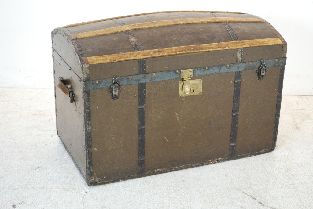 A FRENCH TRAVEL TRUNK 19th Century: A FRENCH TRAVEL TRUNK 19th Century 26 x 38 x 21 inches