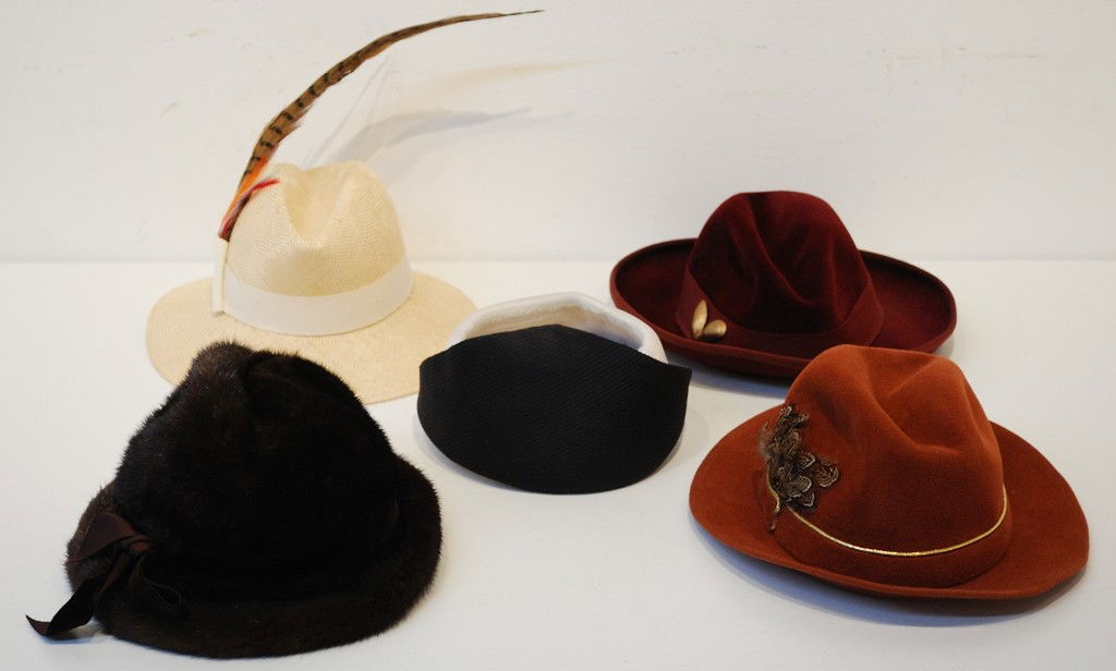A LOT OF 5 VINTAGE FASHIONABLE LADIES HATS: A LOT OF 5 VINTAGE FASHIONABLE LADIES HATS To include a mink hat. Others marked with Rochelle Co. labels. 7 x 12 x 12 inches