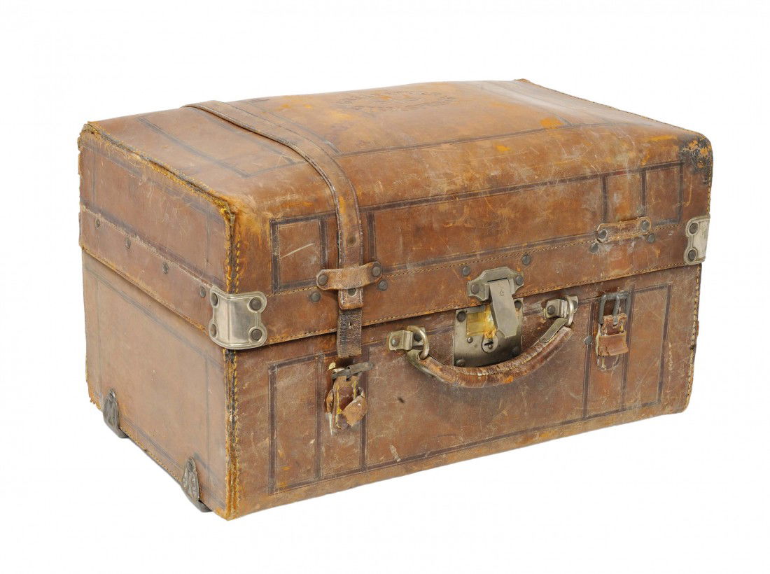 A LEATHER TRUNK: A LEATHER TRUNK 11 x 19 x 12 ½ inches