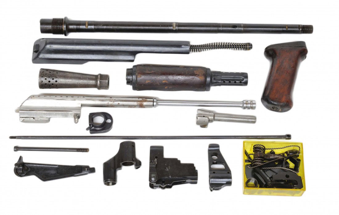A LOT OF MISCELLANEOUS GUN PARTS 12 items approx.: A LOT OF MISCELLANEOUS GUN PARTS Barrels and stocks 12 items approx. 16 ½ x 1 x 1 inches