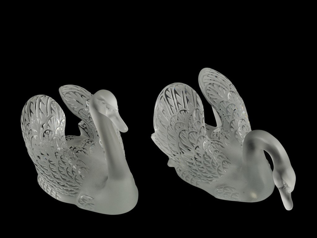 A PAIR OF LALIQUE ETCHED GLASS SWANS 1945 or later