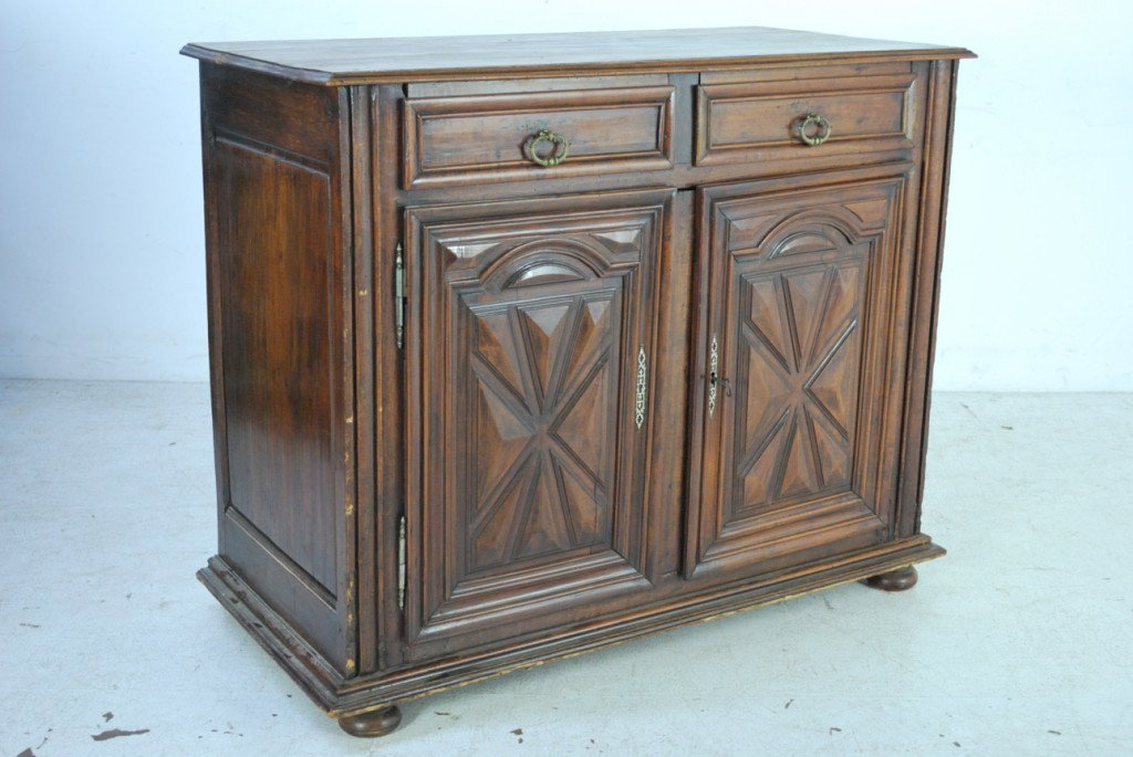A VINTAGE PROVINICIAL STYLE CARVED OAK BUFFET: A VINTAGE PROVINICIAL STYLE CARVED OAK BUFFET 42 x 51 ½ x 25 ½ inches