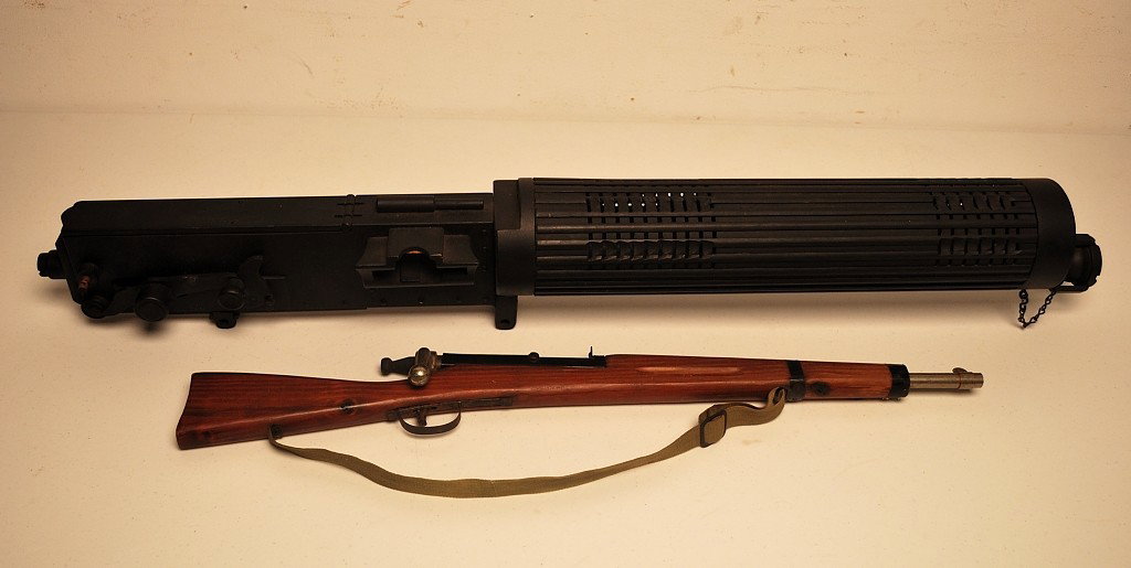 A CHILDREN'S TOY MILITARY STYLE RIFLE & A U.S. MODE: A CHILDREN'S TOY MILITARY STYLE RIFLE & A U.S. MODEL OF COLT, VICKERS MOORE 1915 6 x 41 x 5 ½ inches