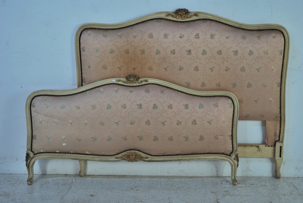 A VINTAGE VENETIAN PAINTED & GILDED BED: A VINTAGE VENETIAN PAINTED & GILDED BED 57 x 75 inches