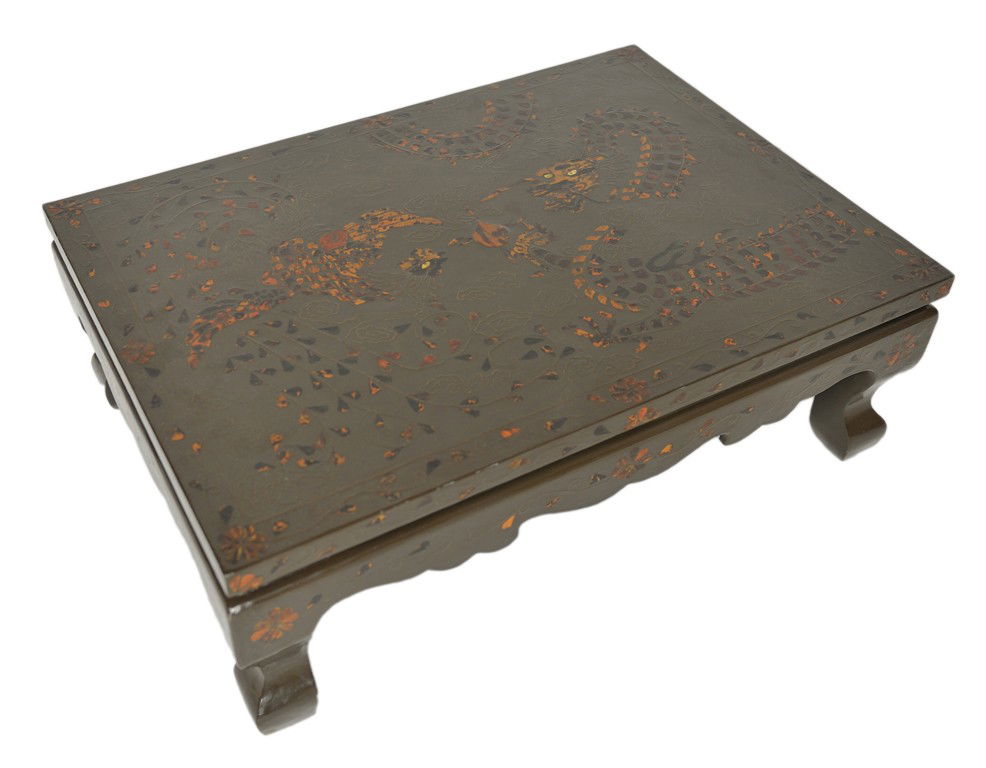 AN UNUSUAL KOREAN INLAID TOTRTOISE SHELL LOW TABLE: AN UNUSUAL KOREAN INLAID TOTRTOISE SHELL LOW TABLE Late Choson Dynasty The Rectangular top bearing the inlaid tortoiseshell image of a dragon and rooster with mother of pearl eyes and brass outlines a