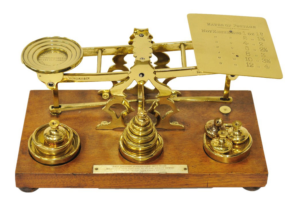 A RARE BRASS AND WOOD VINTAGE POSTAL SCALE WITH WEIG: A RARE BRASS AND WOOD VINTAGE POSTAL SCALE WITH WEIGHTS By S. Morden & Co. Circa 1870. 10-1/2 x 5 x 5 inches