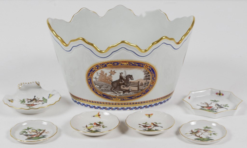 A MOTTAHEDEH PORCELAIN CACHE POT & HEREND DISHES 7 : A MOTTAHEDEH PORCELAIN CACHE POT & HEREND DISHES The cache pot with fine chinese export style decoration. 7 PCS 2½ x 9 inches