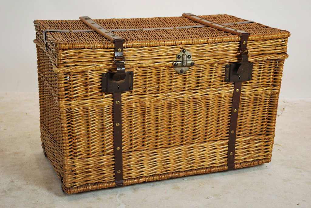 A FRENCH WICKER TRUNK: A FRENCH WICKER TRUNK 21 x 32 ½ x 19 ½ inches