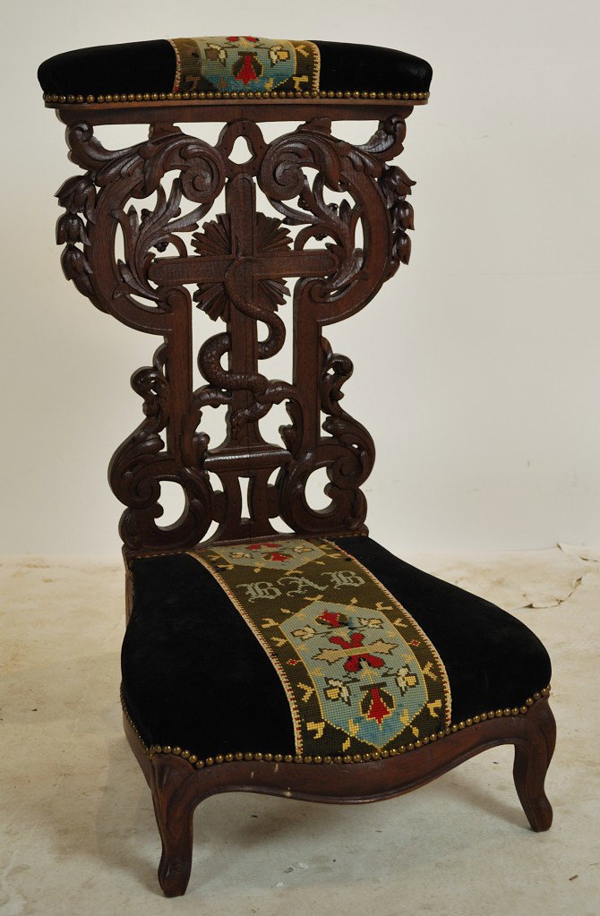 AN ANTIQUE PRIE DIEU CARVED CHAIR: AN ANTIQUE PRIE DIEU CARVED CHAIR 35 x 20 x14 inches