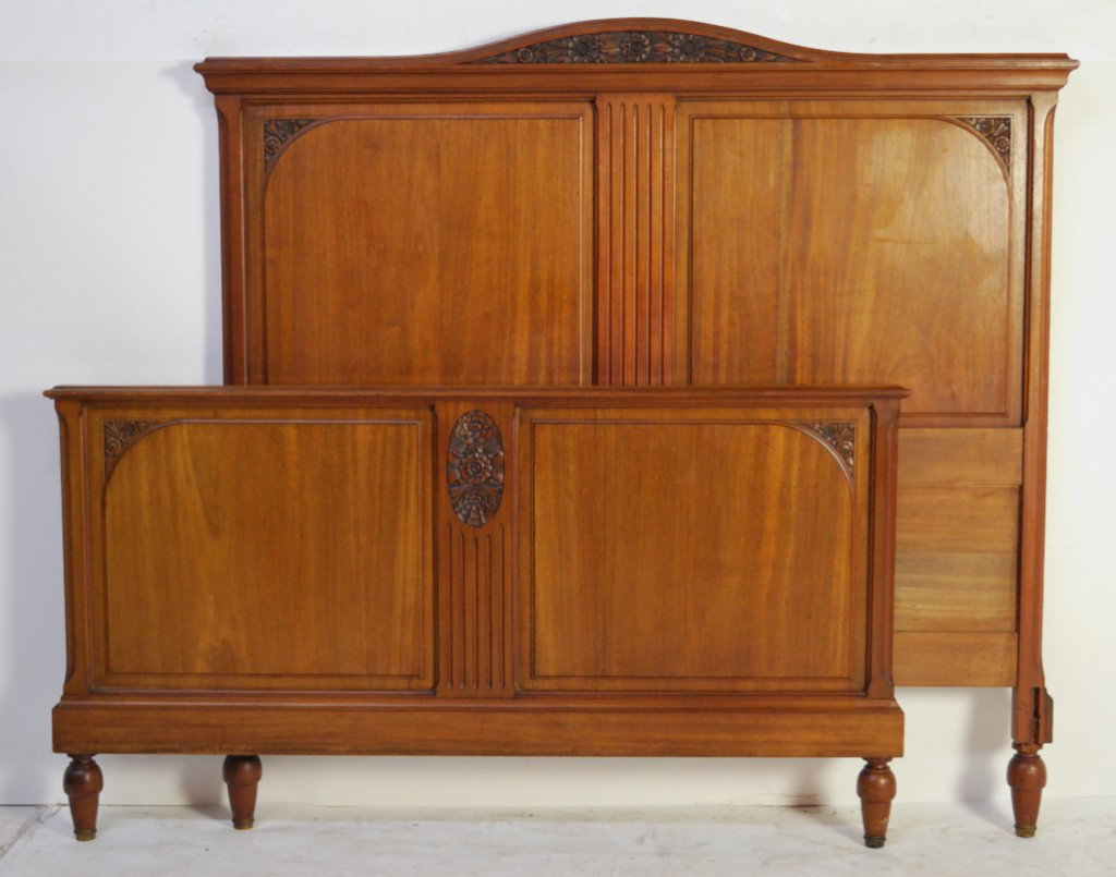 A VINTAGE MAHOGANY BED: A VINTAGE MAHOGANY BED 55 x 73 inches