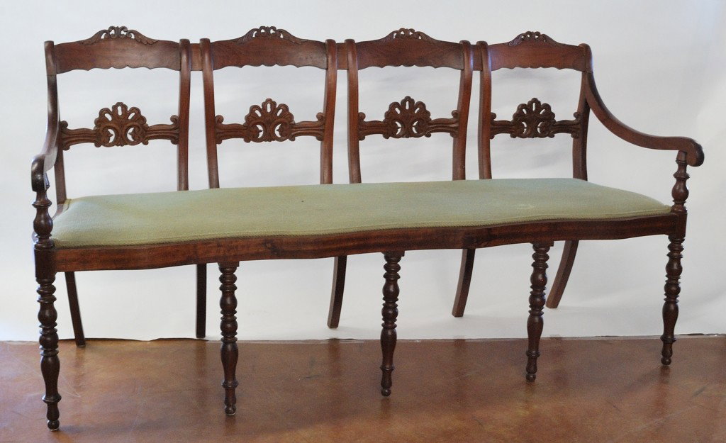 AN ANTIQUE VICTORIAN LONG SETTEE OR SOFA: AN ANTIQUE VICTORIAN LONG SETTEE OR SOFA 30 X 69 X 19 inches