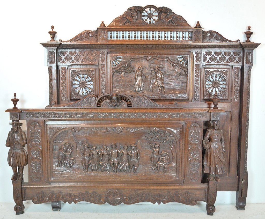 AN ORNATE 19/20TH CENTURY BRITTANY STYLE WALNUT BED: AN ORNATE 19/20TH CENTURY BRITTANY STYLE WALNUT BED