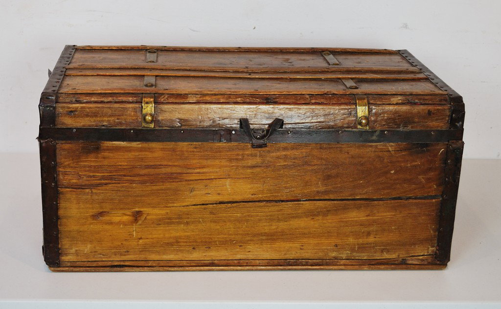 A DECORATIVE WOODEN TRUNK: A DECORATIVE WOODEN TRUNK 14 x 30 ½ x 17 inches