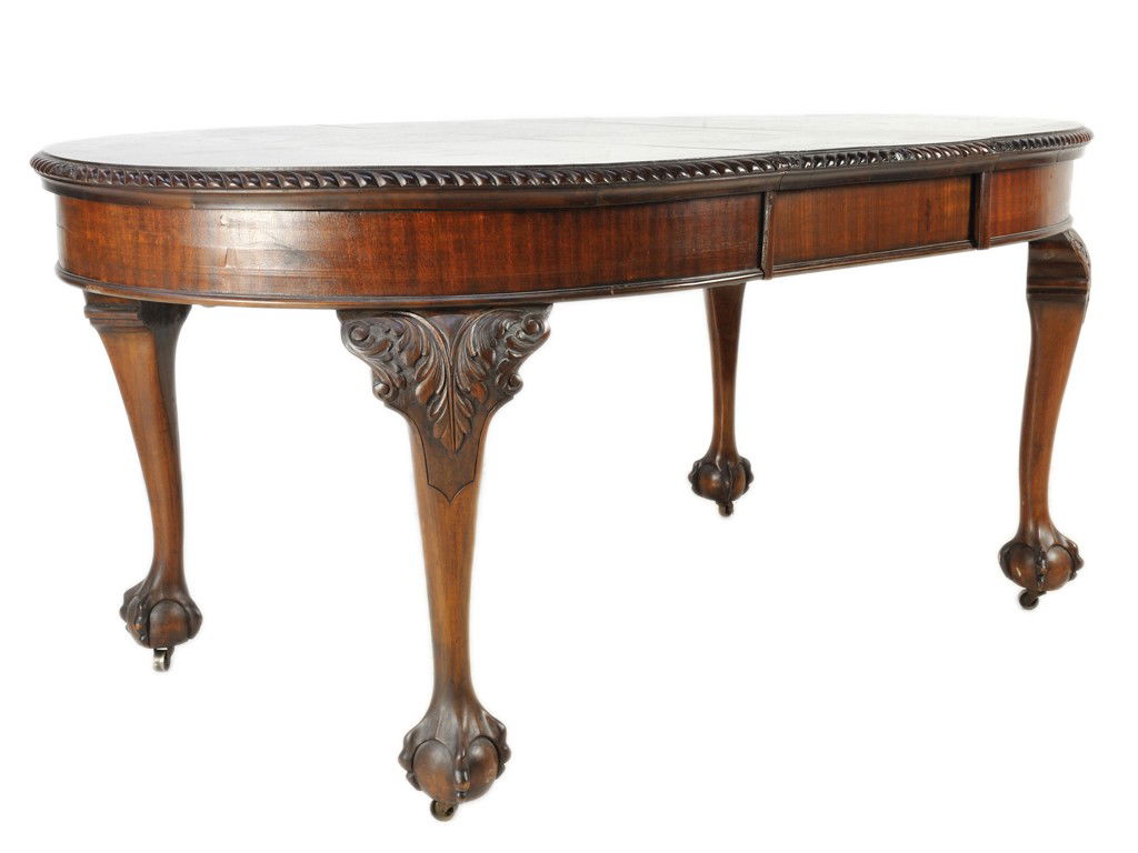 A CHIPPENDALE STYLE MAHOGANY BREAKFAST TABLE Englan: A CHIPPENDALE STYLE MAHOGANY BREAKFAST TABLE England, 3rd Quarter of 19th Century The well carved gadrooned edge oval top above the moulded and paneled apron, raised on cabriole legs with acanthus car