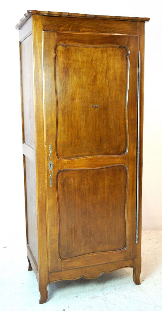 A VINTAGE OAK BONNETIÈRE: A VINTAGE OAK BONNETIÈRE 72x31½x20½ inches