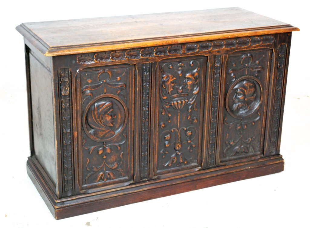 A WELL CARVED OAK TRUNK Early 19th Century: A WELL CARVED OAK TRUNK Early 19th Century 23 x 38 x 15 inches