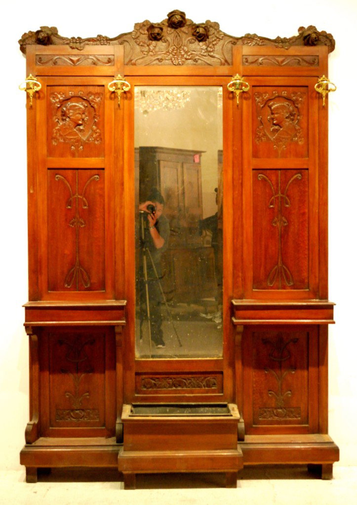 AN ART NOUVEAU HEAVELY CARVED WALNUT HALL TREE 19t: AN ART NOUVEAU HEAVELY CARVED WALNUT HALL TREE 19th Century 91½ x 61½ x 11 inches
